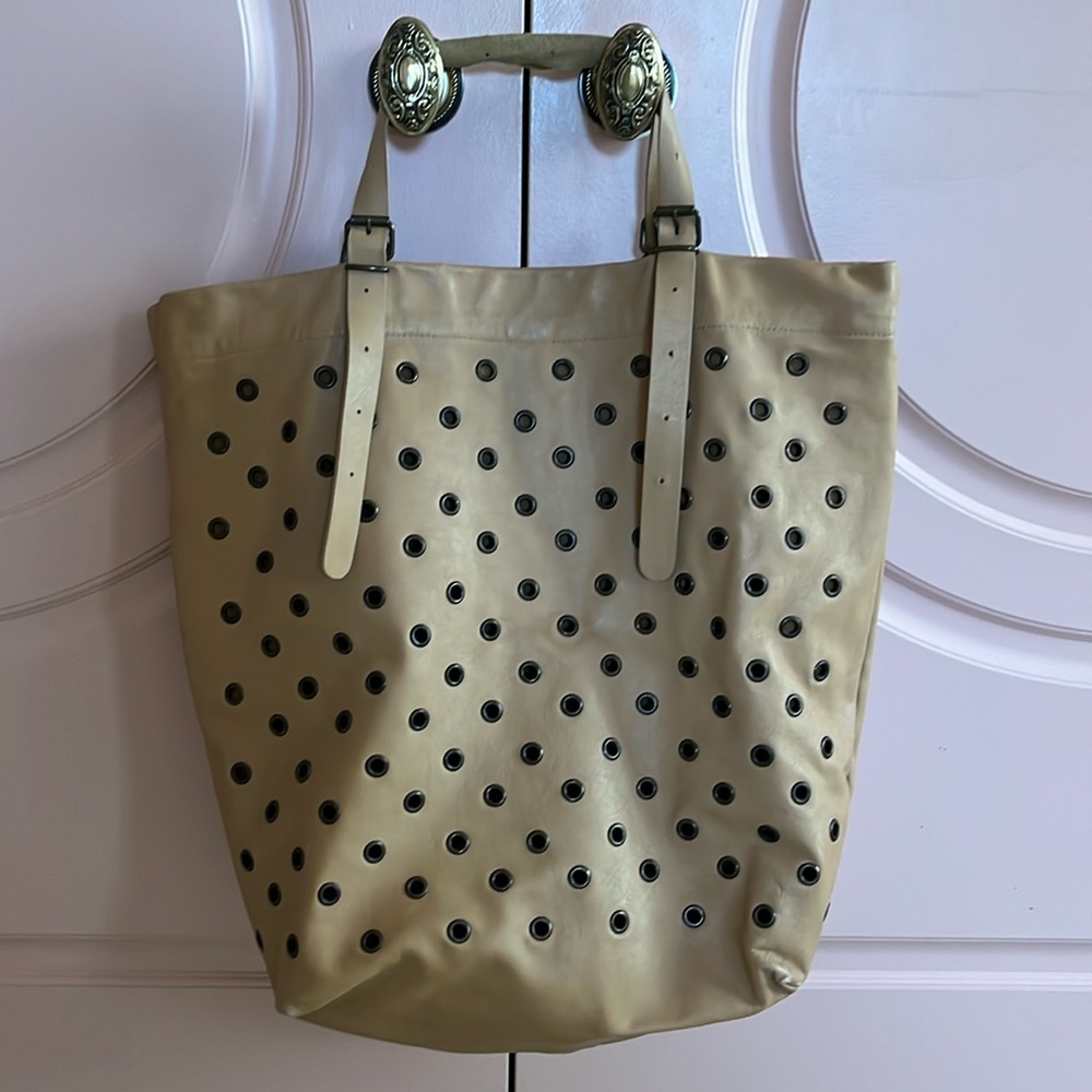 Jane August leather tote  grommet detail inner zipper compartment fully lined